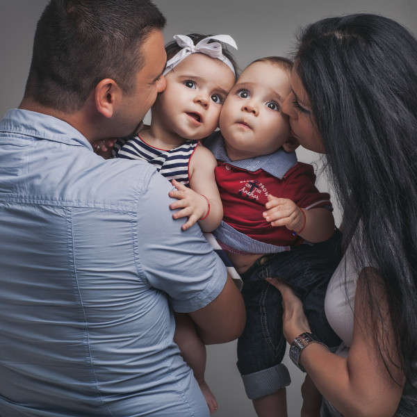Sedinta foto de familie in studio: Derya si Ayan